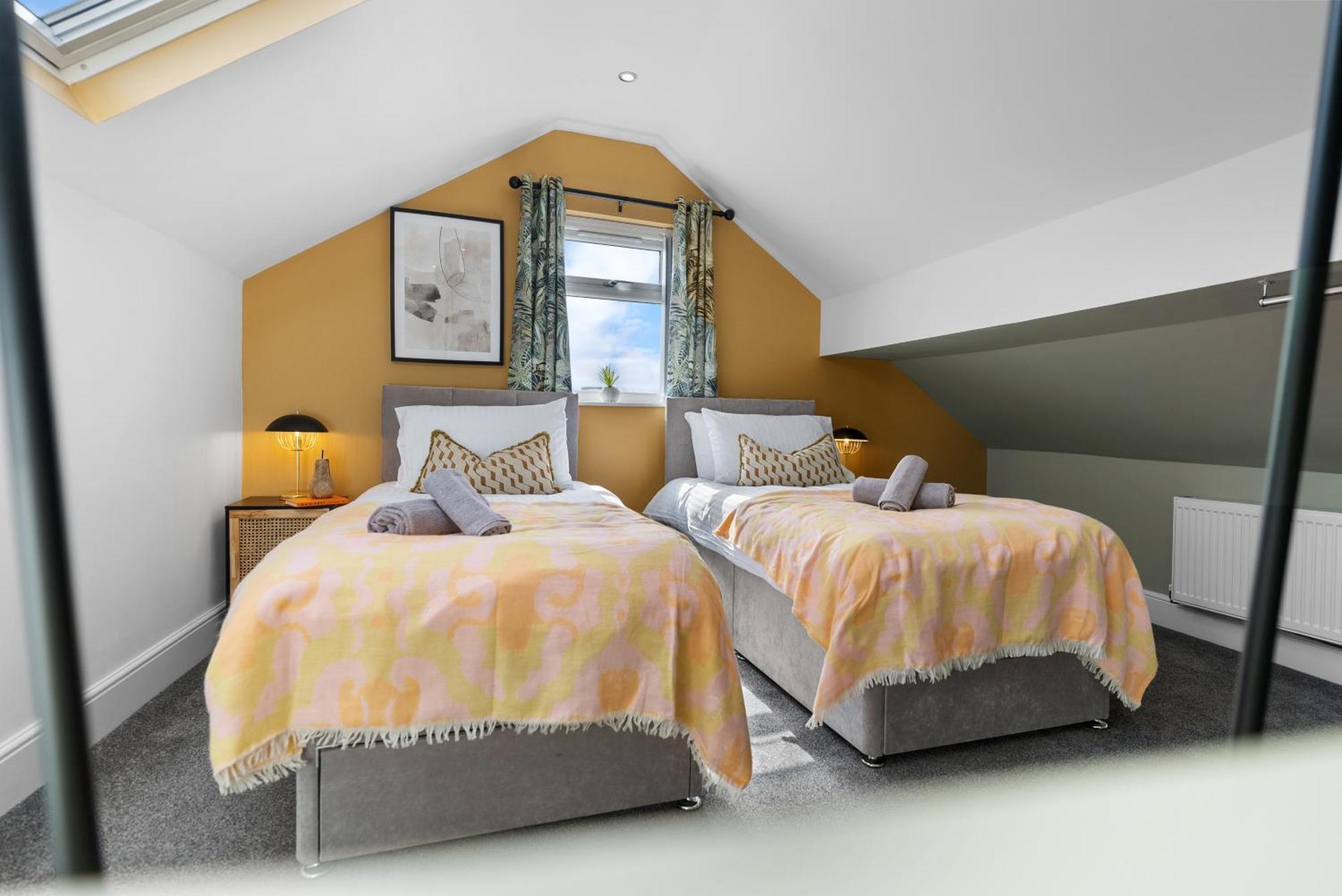 4-Bedroom Stunning Luxe, Spacious & Stylish Design House Bolton, Sleeps 11, With Parking Central Bolton, Links To Manchester, Pet-Friendly, Best For Groups! Work Contractors And Summer Special Offer! - By Blue Puffin Stays Farnworth Extérieur photo
