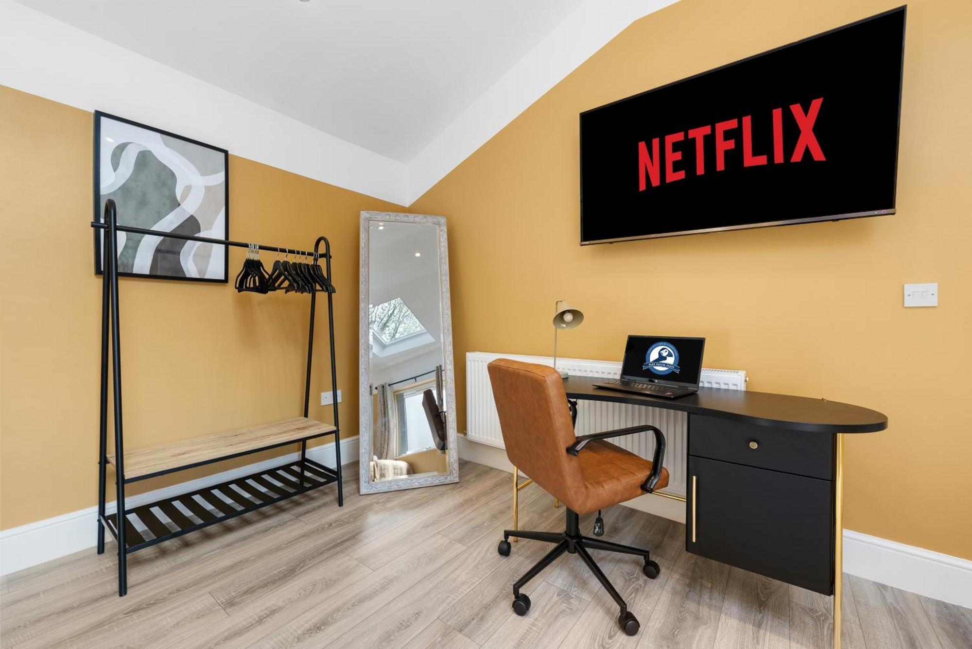 4-Bedroom Stunning Luxe, Spacious & Stylish Design House Bolton, Sleeps 11, With Parking Central Bolton, Links To Manchester, Pet-Friendly, Best For Groups! Work Contractors And Summer Special Offer! - By Blue Puffin Stays Farnworth Extérieur photo