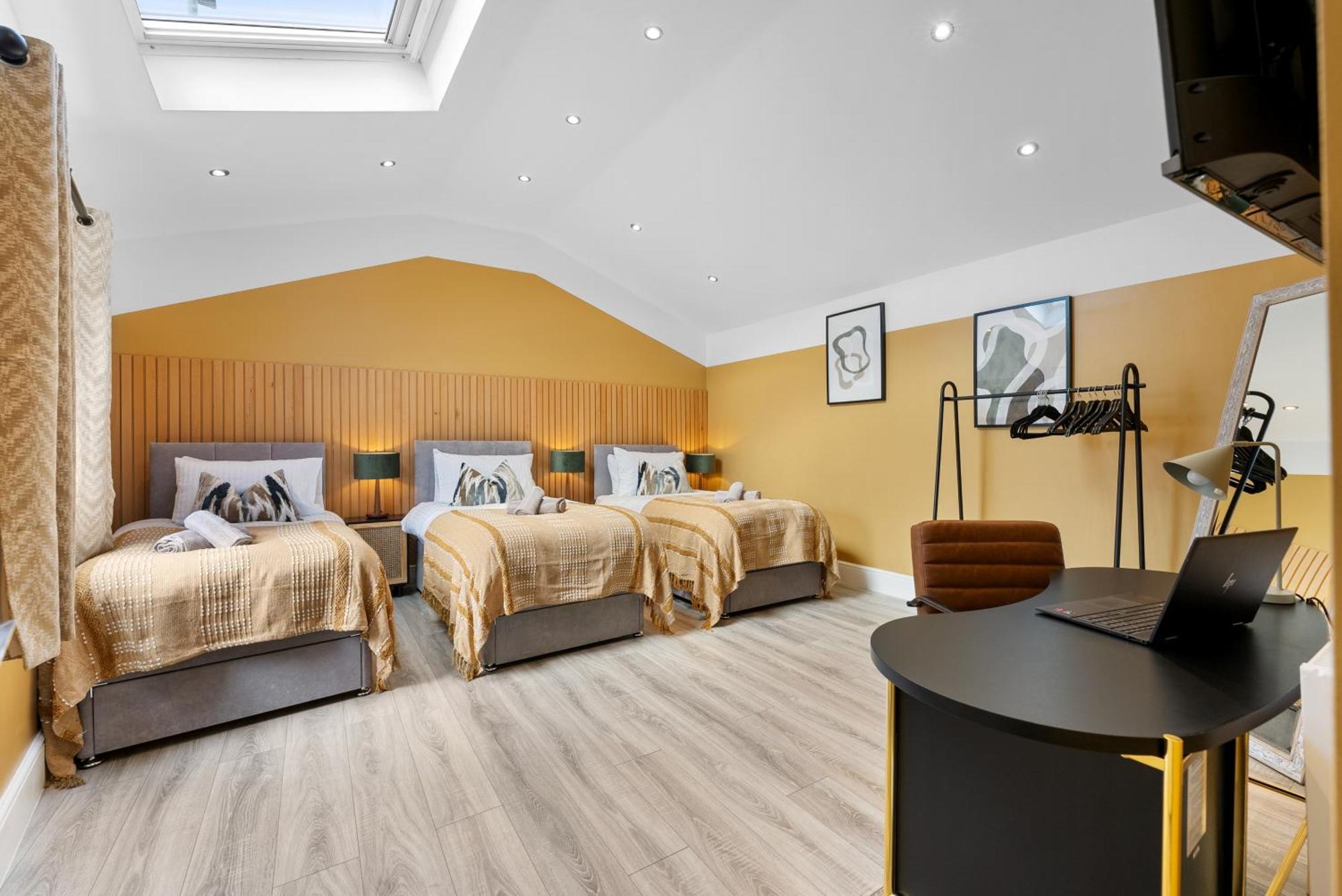 4-Bedroom Stunning Luxe, Spacious & Stylish Design House Bolton, Sleeps 11, With Parking Central Bolton, Links To Manchester, Pet-Friendly, Best For Groups! Work Contractors And Summer Special Offer! - By Blue Puffin Stays Farnworth Extérieur photo