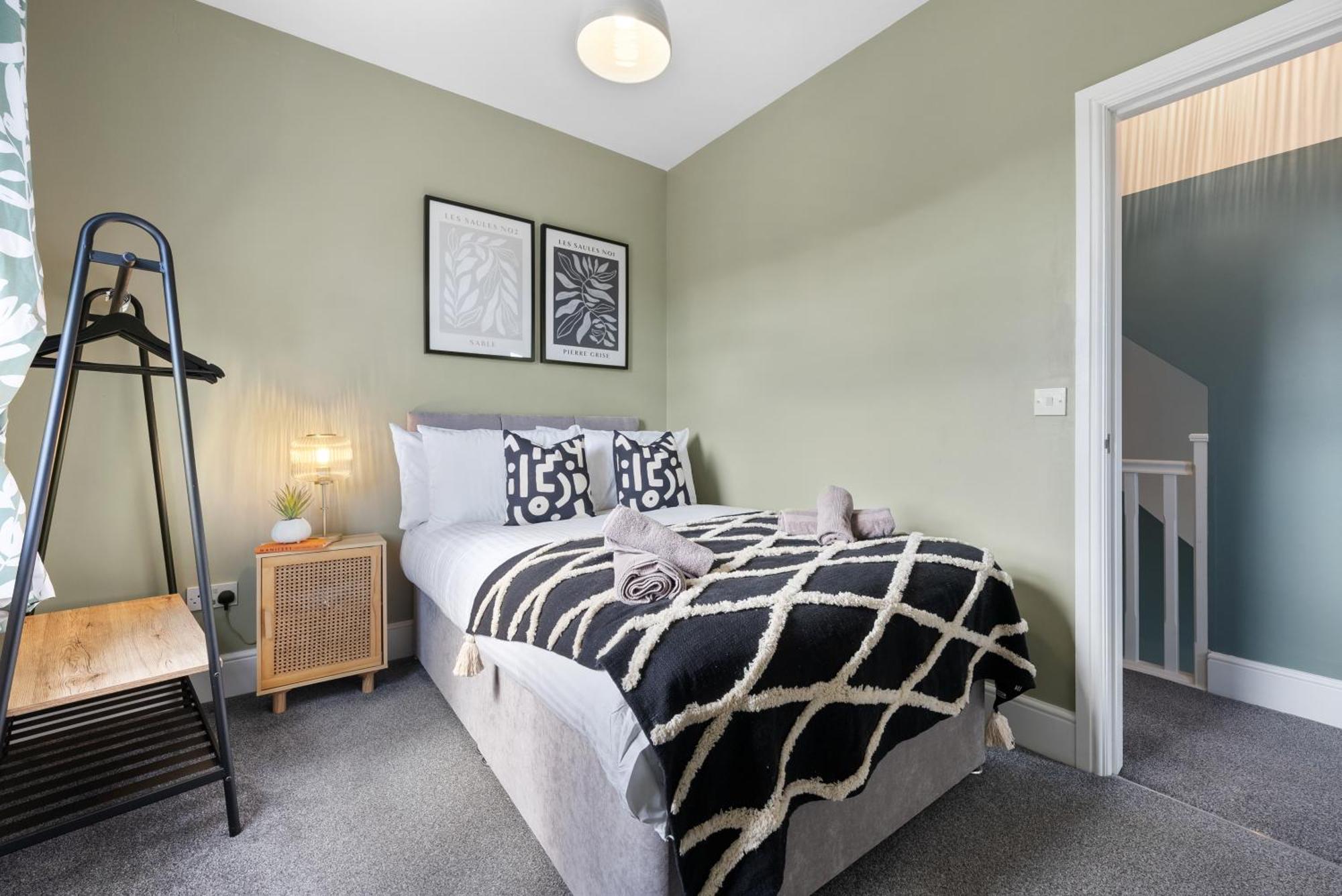 4-Bedroom Stunning Luxe, Spacious & Stylish Design House Bolton, Sleeps 11, With Parking Central Bolton, Links To Manchester, Pet-Friendly, Best For Groups! Work Contractors And Summer Special Offer! - By Blue Puffin Stays Farnworth Extérieur photo