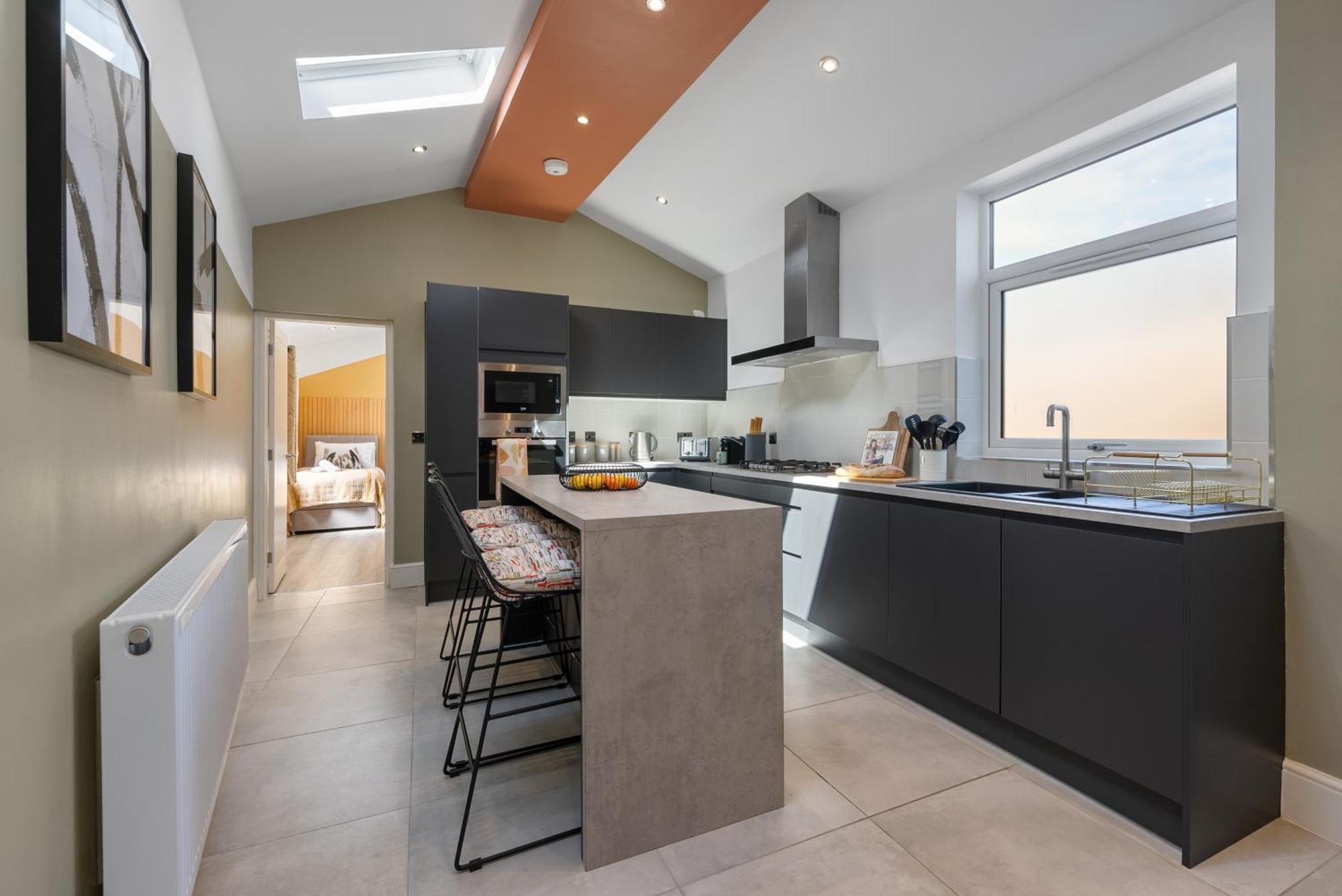 4-Bedroom Stunning Luxe, Spacious & Stylish Design House Bolton, Sleeps 11, With Parking Central Bolton, Links To Manchester, Pet-Friendly, Best For Groups! Work Contractors And Summer Special Offer! - By Blue Puffin Stays Farnworth Extérieur photo